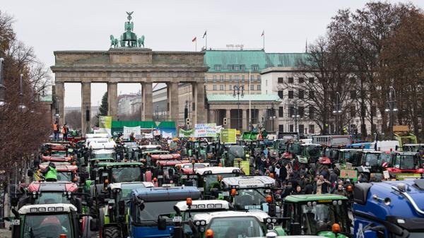 Nespokojení němečtí zemědělci zablokovali centrum Berlína
