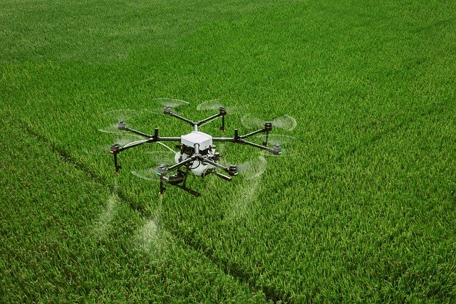 Zemědělci budou moci aplikovat přípravky proti škůdcům z dronů